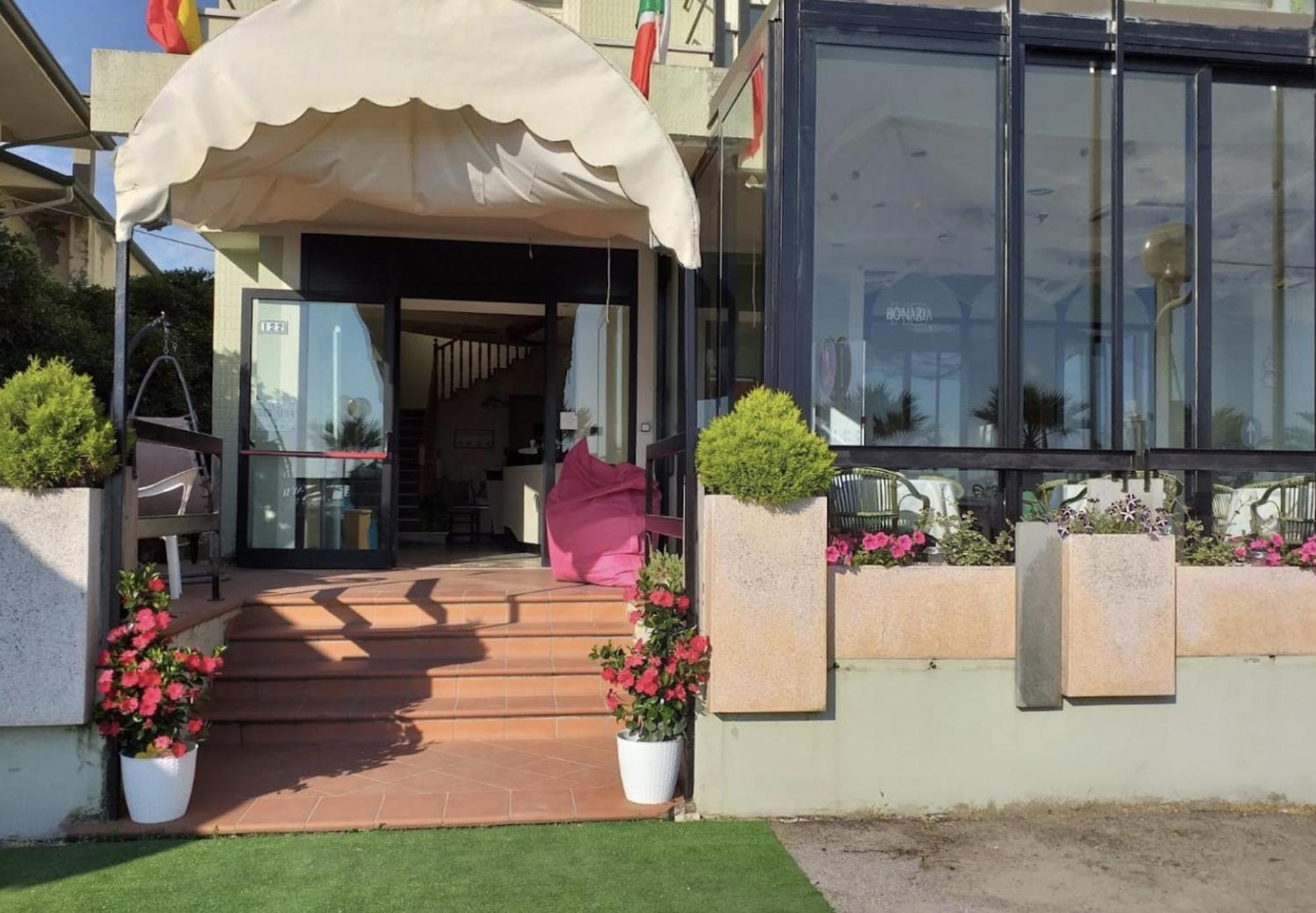 Hotel Bonaria Ріміні Екстер'єр фото