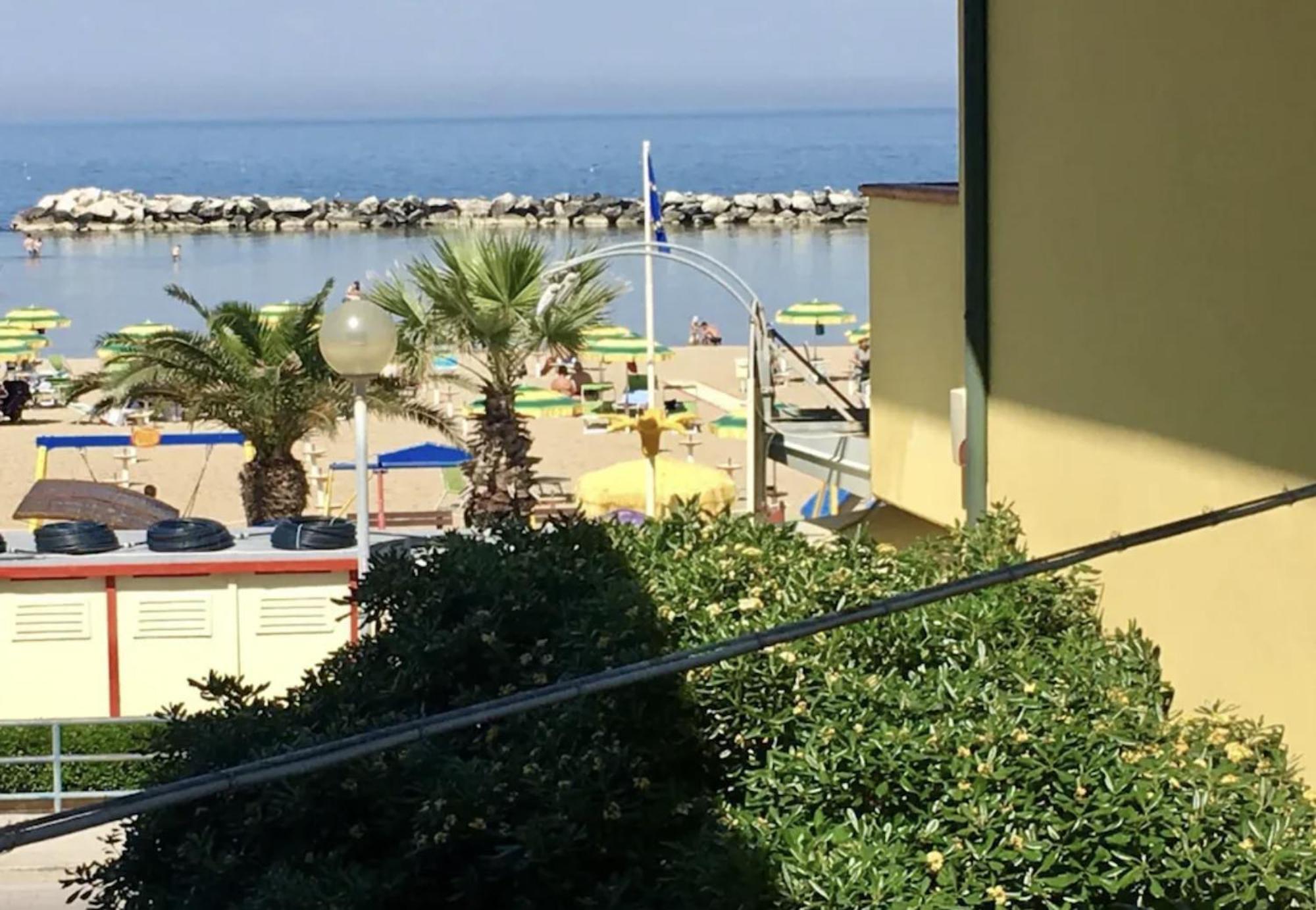 Hotel Bonaria Ріміні Екстер'єр фото