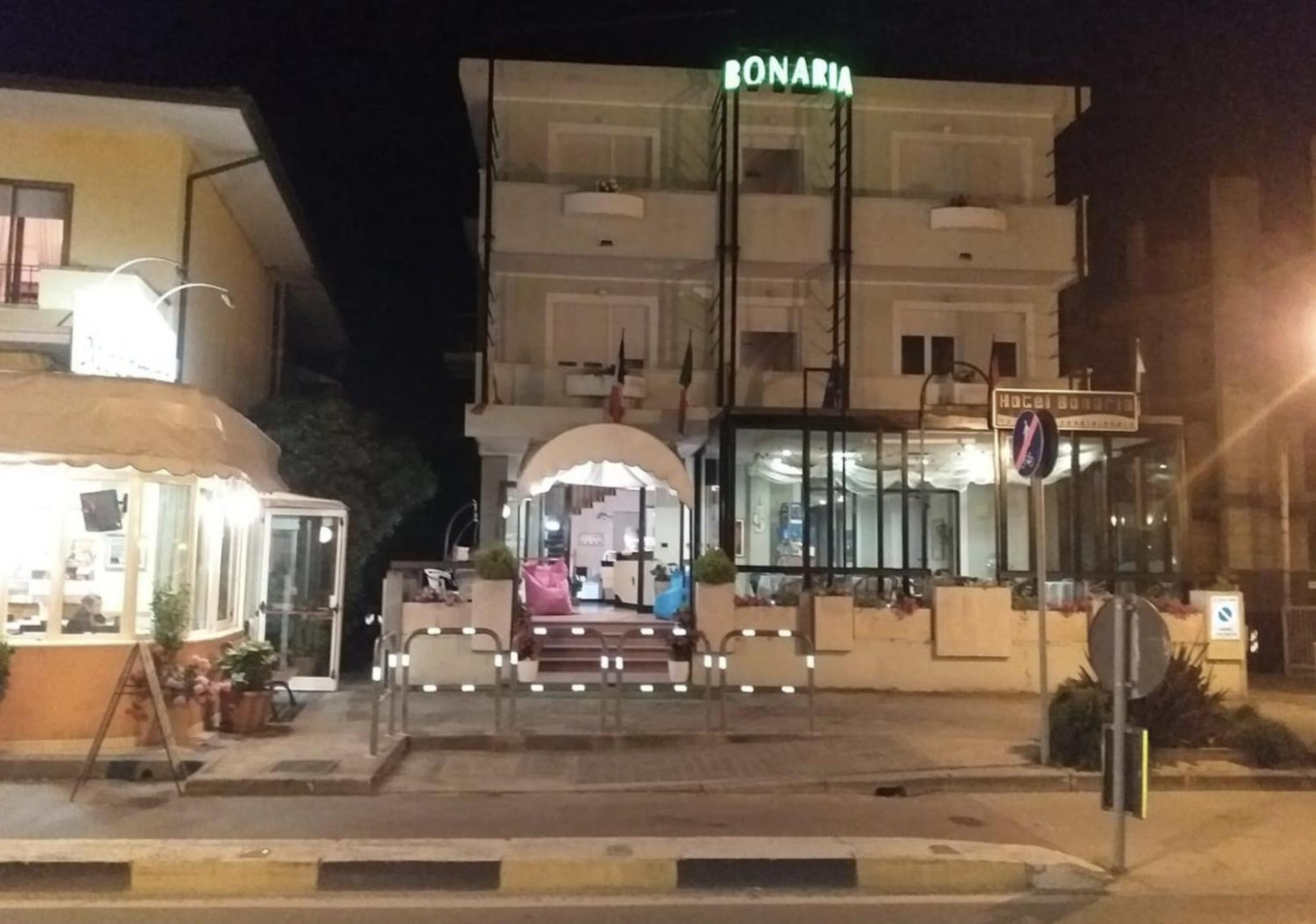 Hotel Bonaria Ріміні Екстер'єр фото